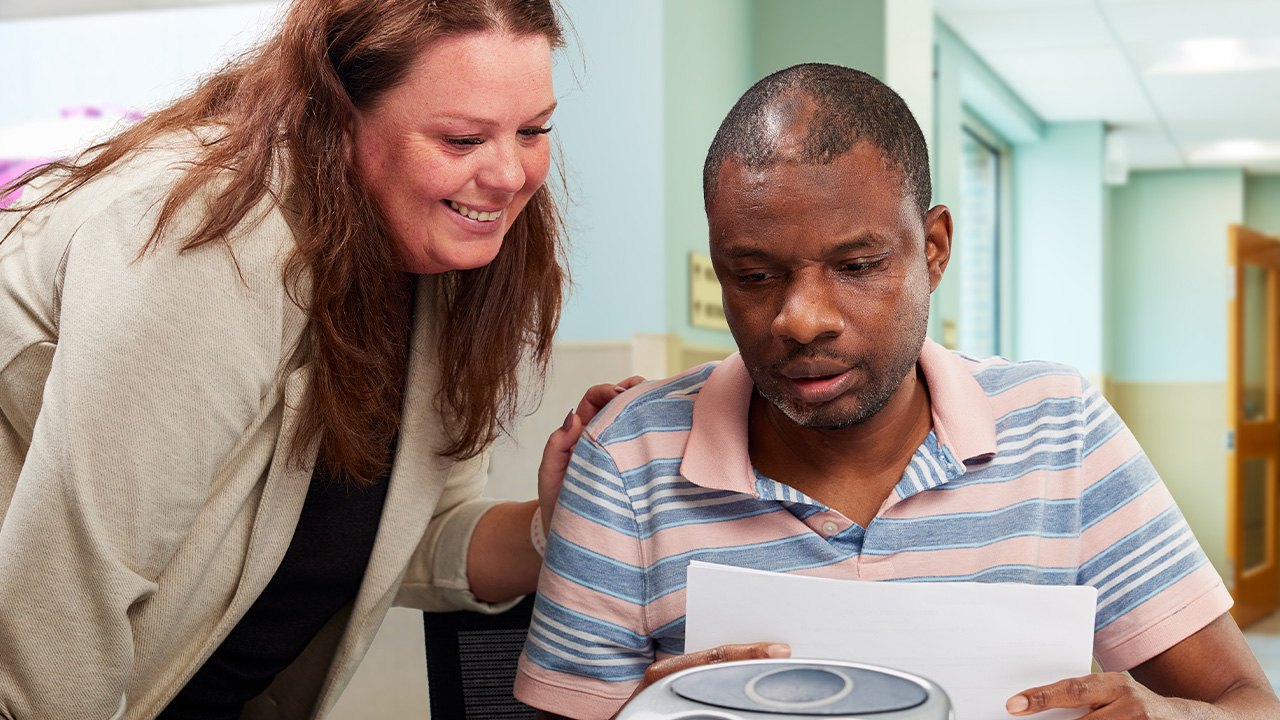 Un miembro del equipo de Lifetime Assistance con un individuo